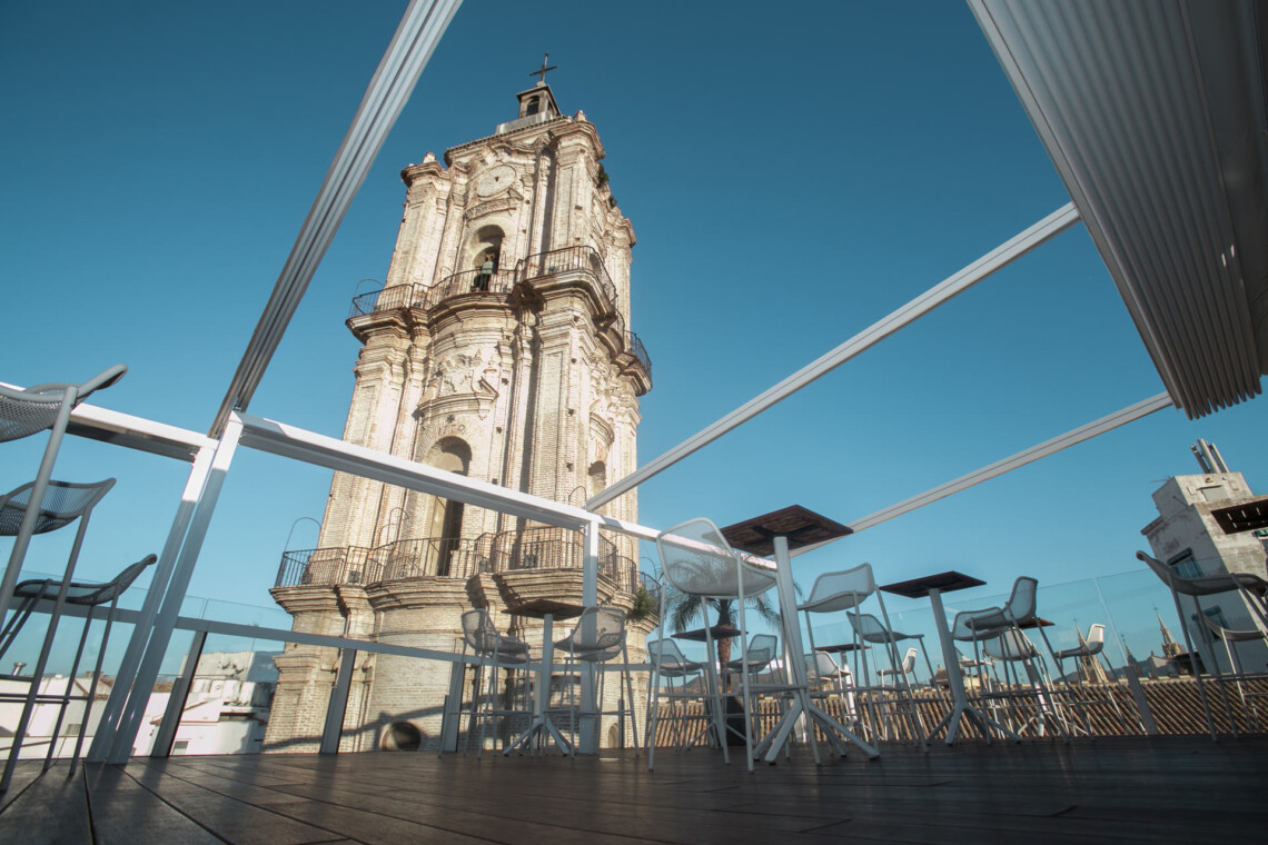 terrazas de málaga con vistas mirando la iglesia de san juan