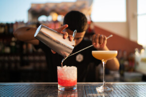 cocteles durante la noche en blanco en malaga en la terrraza del quizas
