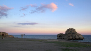 que hacer en malaga en verano en la playa peñon del cuervo