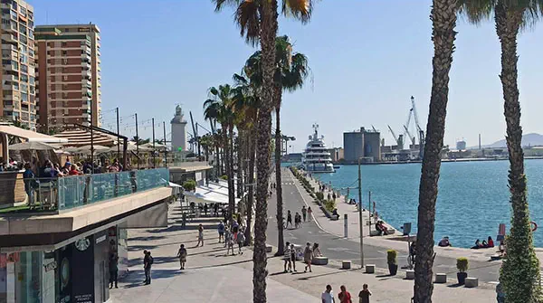 Muelle Uno ideal for walking with children during the summer